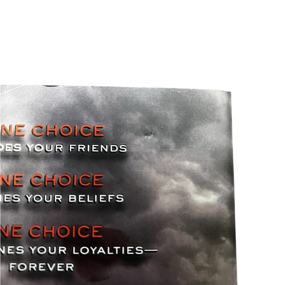 USED “Divergent” Paperback Book by Veronica Roth - Picture 7 of 7